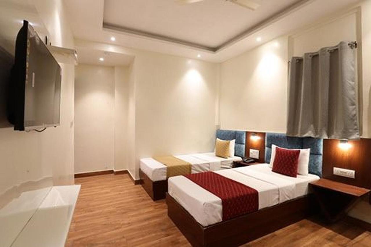 Amrit Hotel Нью-Дели Экстерьер фото