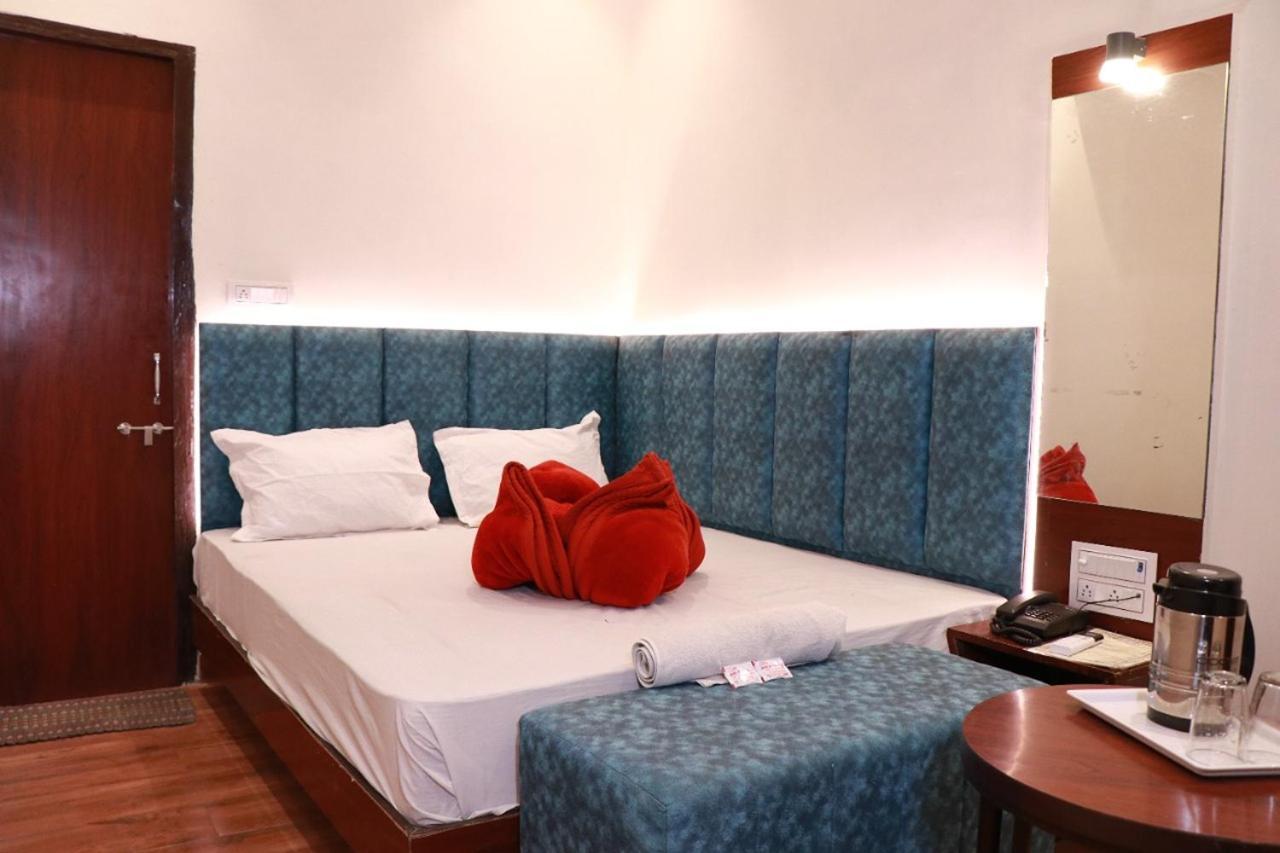 Amrit Hotel Нью-Дели Экстерьер фото