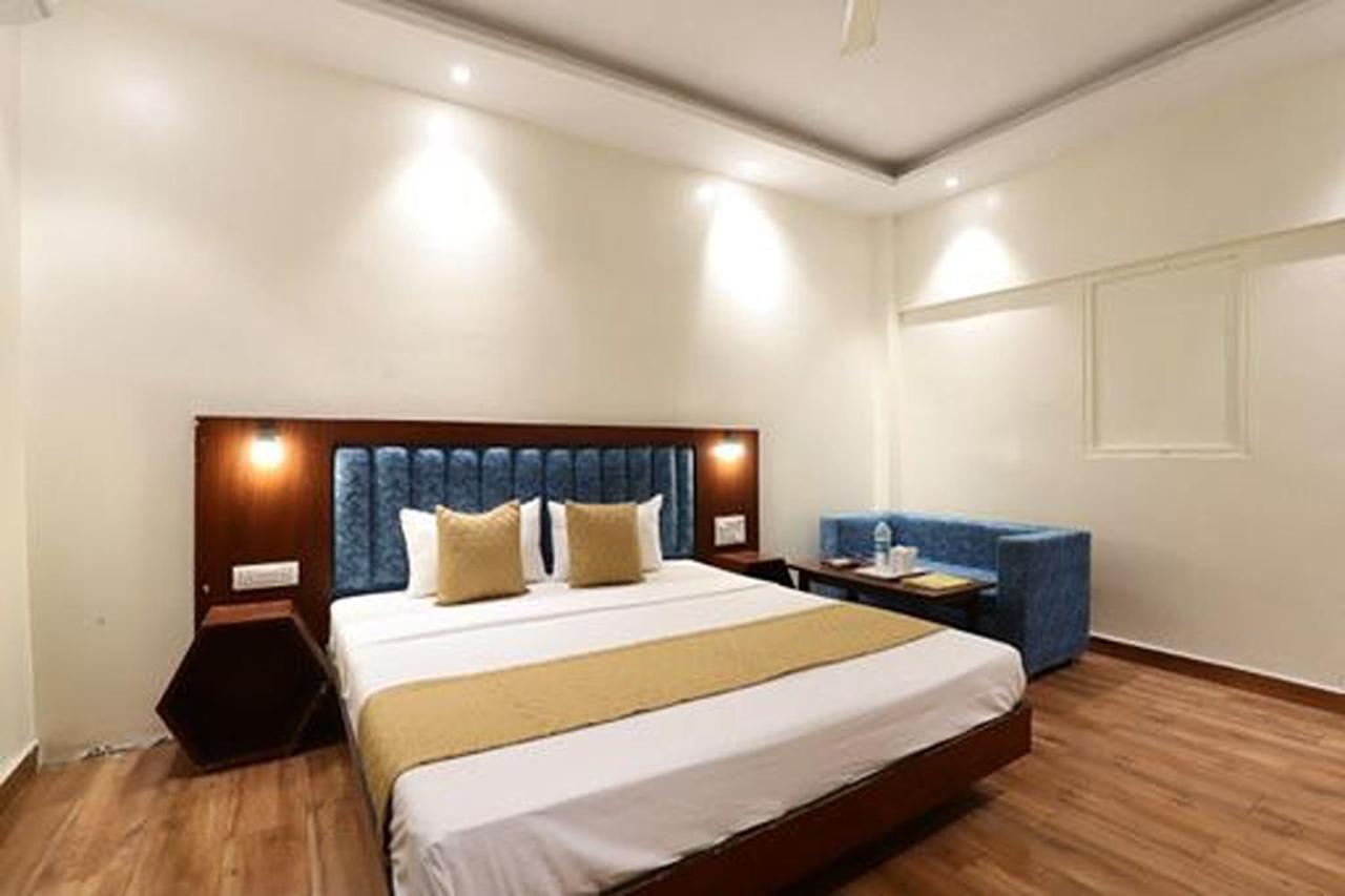 Amrit Hotel Нью-Дели Экстерьер фото