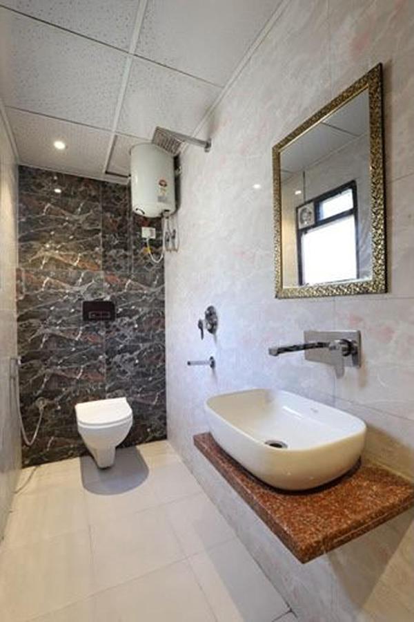 Amrit Hotel Нью-Дели Экстерьер фото