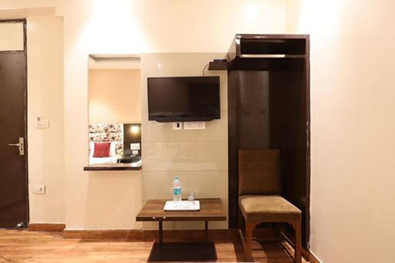Amrit Hotel Нью-Дели Экстерьер фото