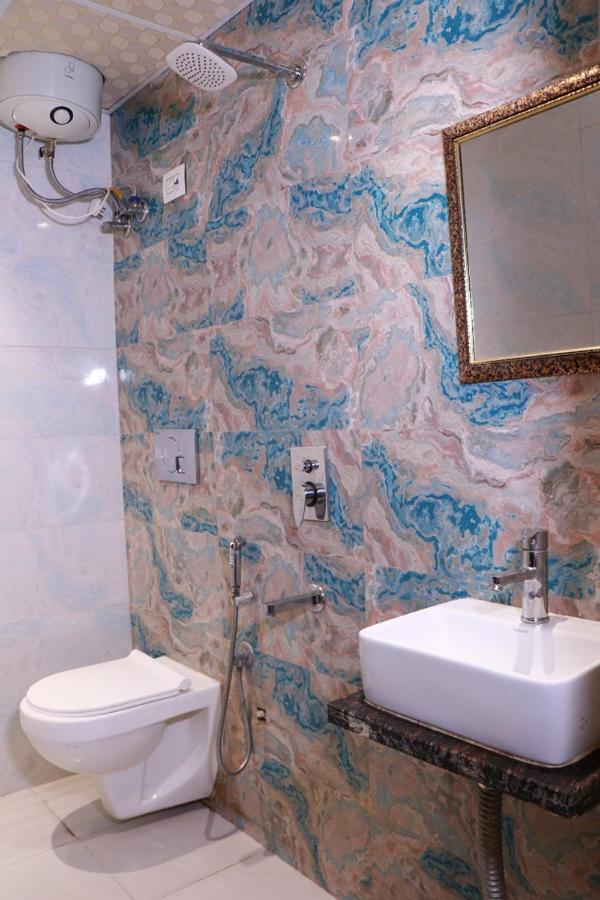 Amrit Hotel Нью-Дели Экстерьер фото