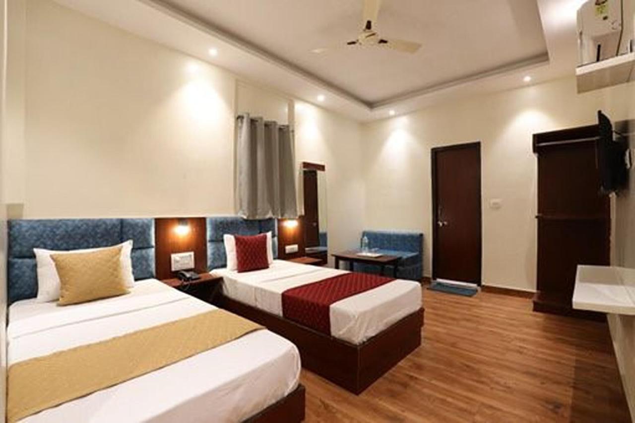 Amrit Hotel Нью-Дели Экстерьер фото