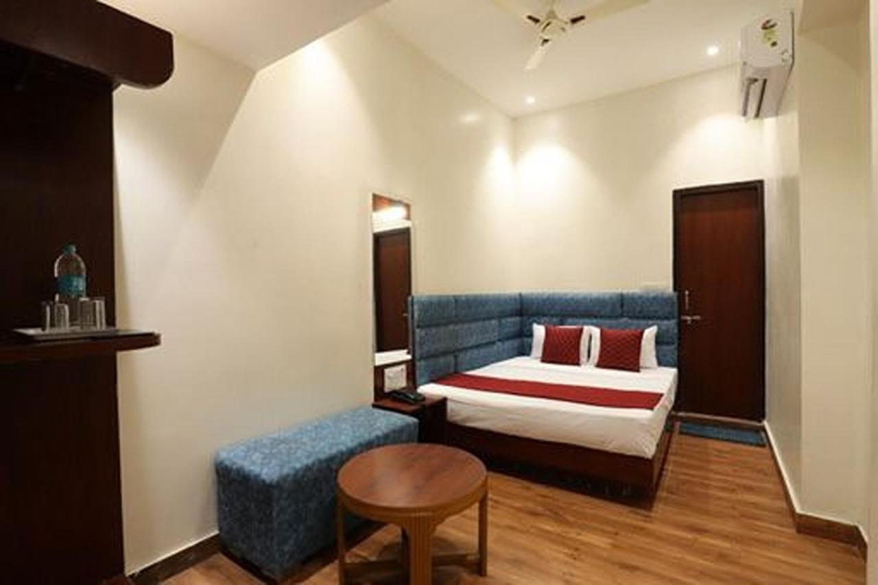 Amrit Hotel Нью-Дели Экстерьер фото