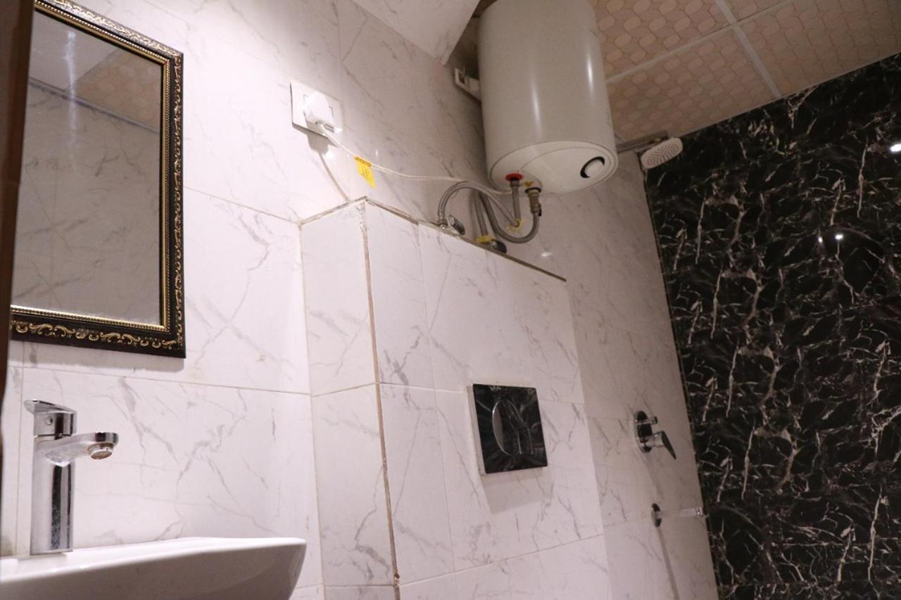 Amrit Hotel Нью-Дели Экстерьер фото
