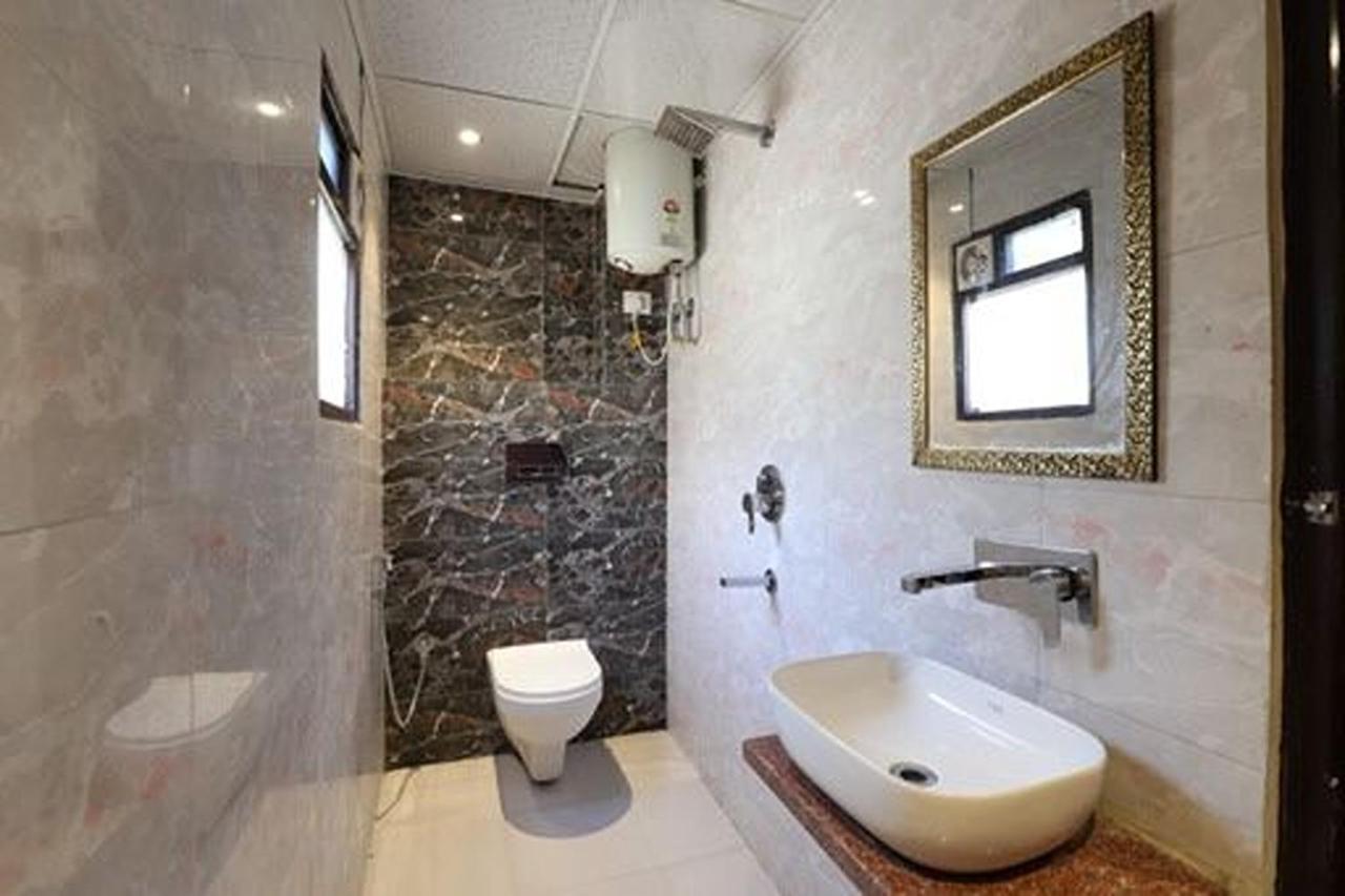 Amrit Hotel Нью-Дели Экстерьер фото